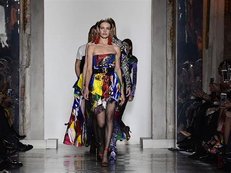 Versace: i look più iconici della sfilata autunno inverno 2018